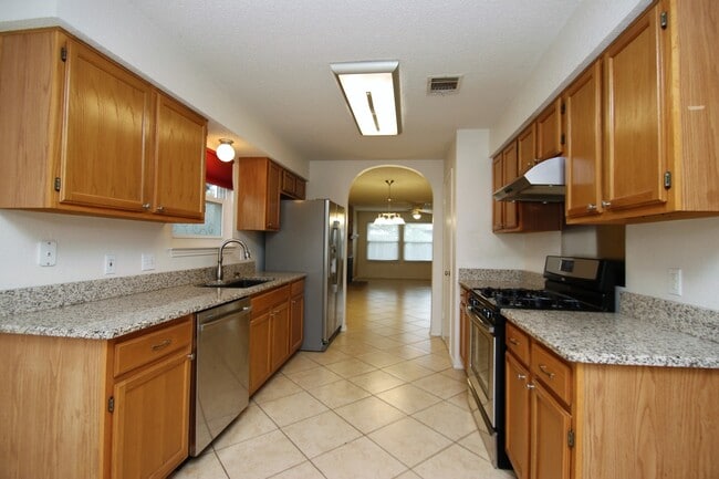 Building Photo - Great 1 story home on a pretty lot with lots of trees!