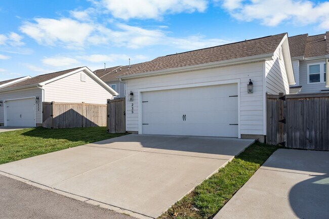 Building Photo - 235 Southmen Ln