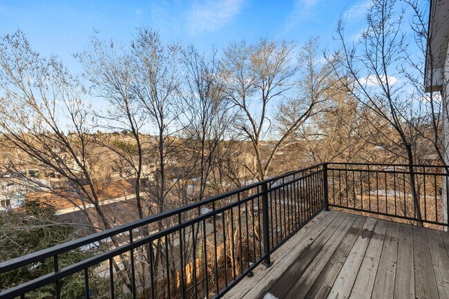 Building Photo - 977 Columbine Ave