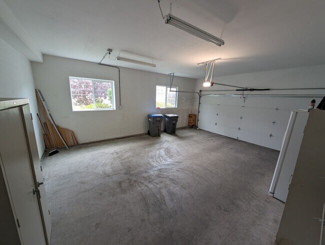 Building Photo - A Gardeners Oasis! 3 Bedroom Townhome for ...