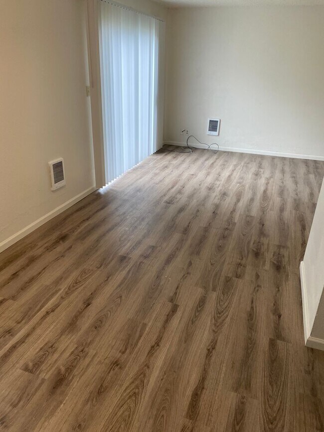 Building Photo - (905) Draper Arms Apartments - 2 Bedroom / 1 Bathroom (UPDATED)