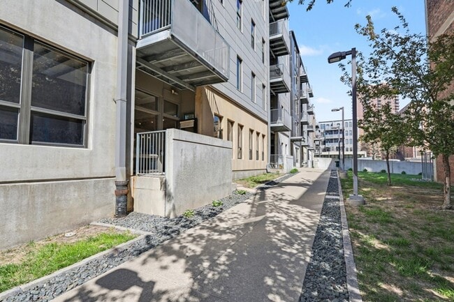 Building Photo - Condo - $1900 Rent - 2 bed