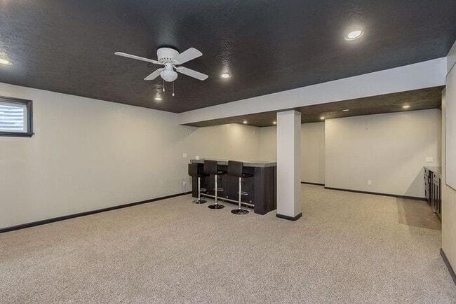 Building Photo - Beautiful updated home in West Carmel!