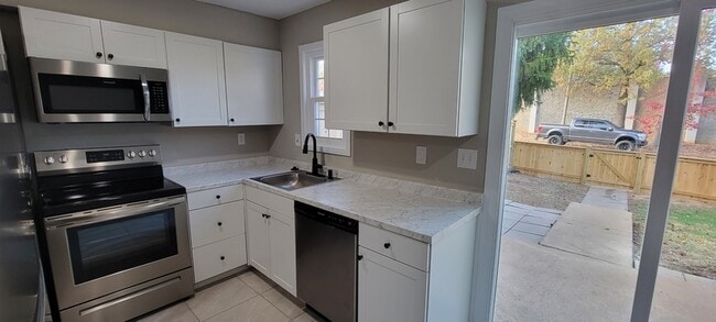 Building Photo - 3616 Luckylee Crescent
