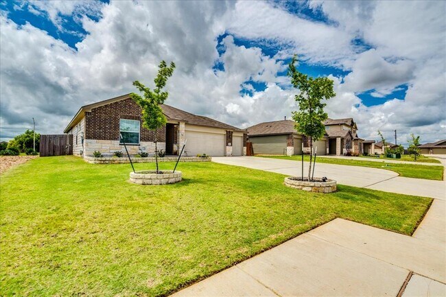 Building Photo - 389 Salt Springs Rd