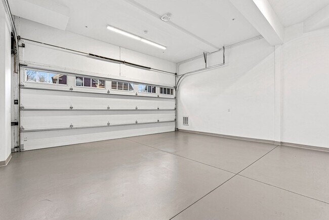 Building Photo - 846 Main St