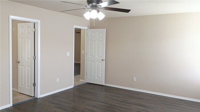 Building Photo - 905 SW Loudon Dr