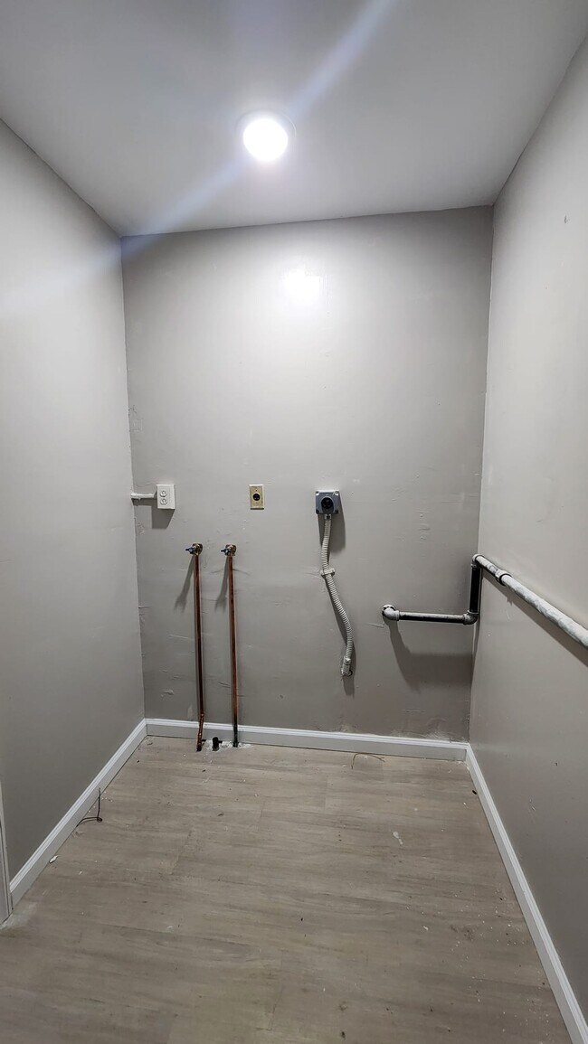 Building Photo - 2 Hazelwood Cir