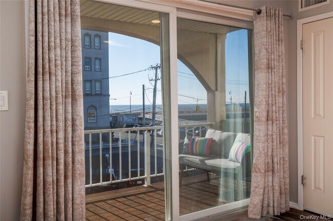 Building Photo - 277 W Broadway