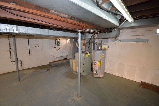 Building Photo - 4 Bedroom Home For Rent in Euclid Ohio
