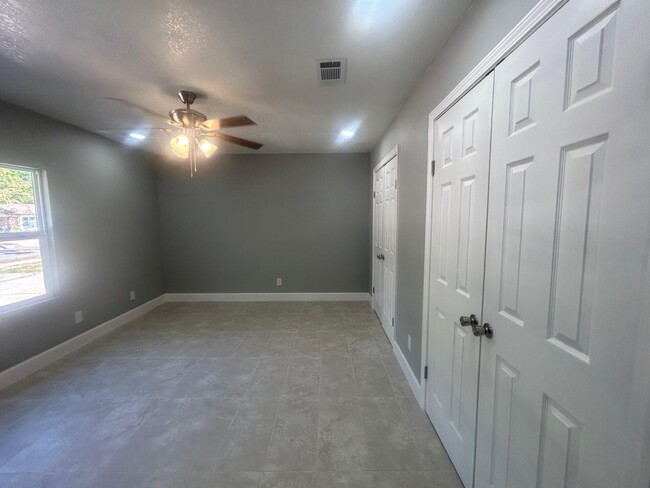 Building Photo - 7923 Oak Forest Dr