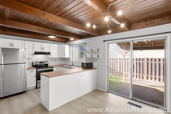 Building Photo - Charming 3 Bedroom | 2 Bathroom Duplex | Private Backyard | Near Washington Square Mall