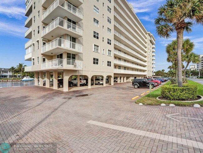 Building Photo - 1050 Hillsboro Mile