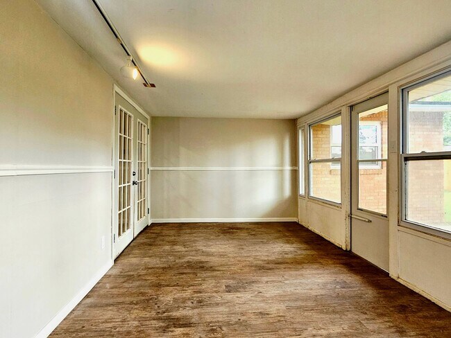 Building Photo - Beautiful 3 Bedroom Home With A Huge Bonus...