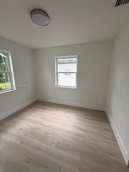 Building Photo - 825 S 28th Ave