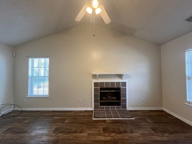 Building Photo - End Unit Townhouse, 3 Bed, 3 Bath