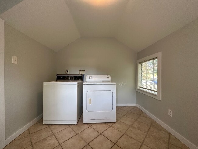 Building Photo - 4024 MacArthur Dr