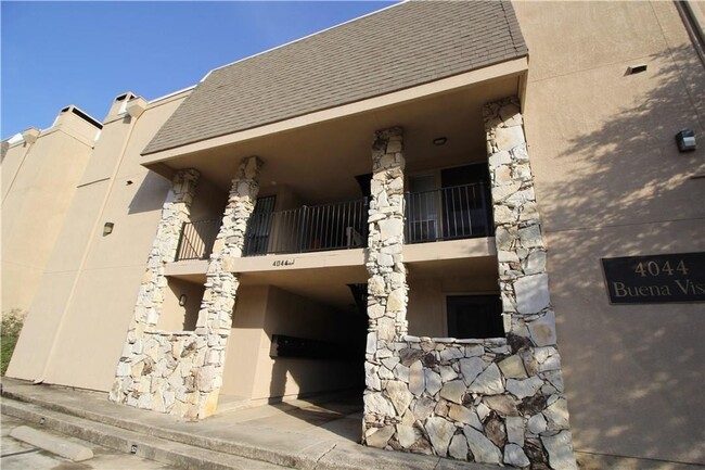 Primary Photo - 2 Bedroom 2 Bath Condo in Uptown near Katy...