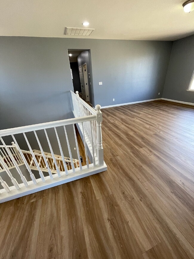 Building Photo - "Spacious 4-Bed, 3-Bath Retreat with 3,260...