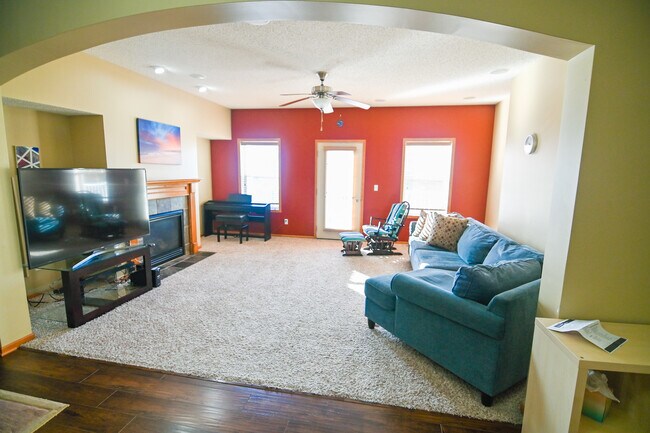 Building Photo - 3266 Oak View Dr