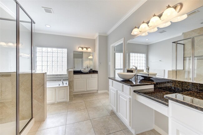 Building Photo - 11623 Royal Oaks Crossing