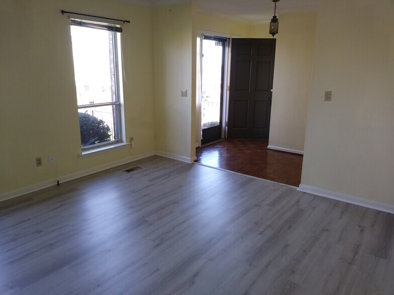 Building Photo - 2512 Sharron Dr