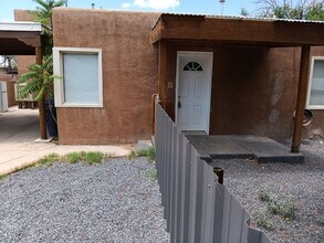 Building Photo - 2-bedroom, 1-bathroom home located in the vibrant city of Albuquerque
