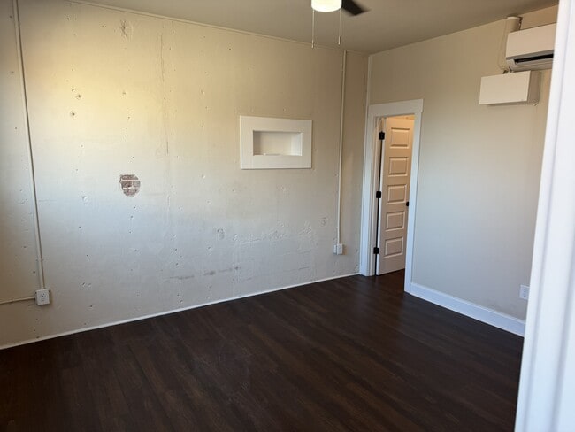 Building Photo - DT Cornelia Loft 3