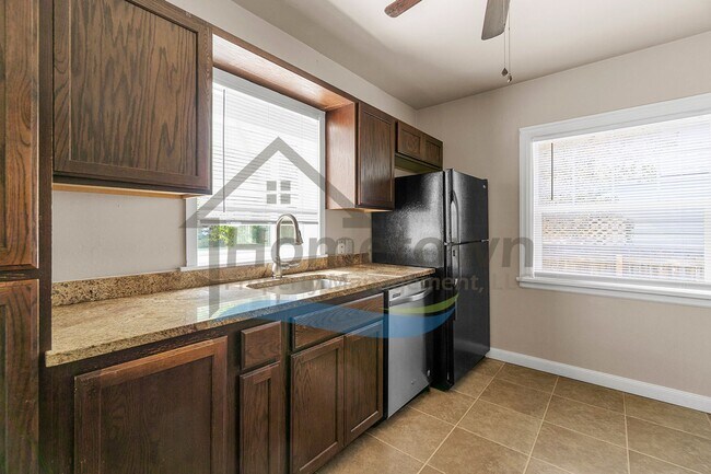 Building Photo - 4 Bedroom 2 Bathroom Home with a Fully Fen...