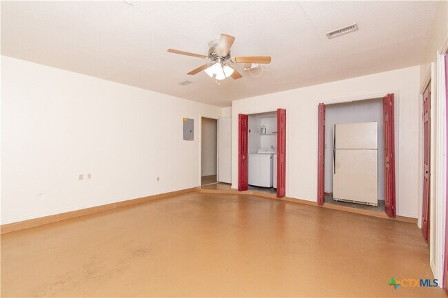 Building Photo - 5104 Glenoak Dr