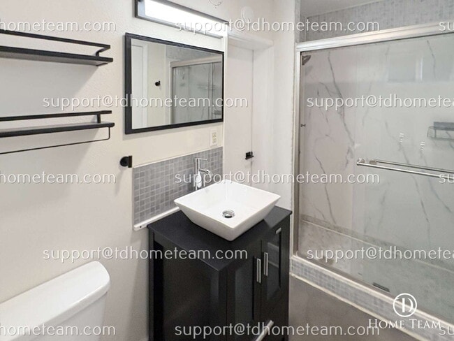 Building Photo - Bottom Unit Duplex with Private Patio and ...