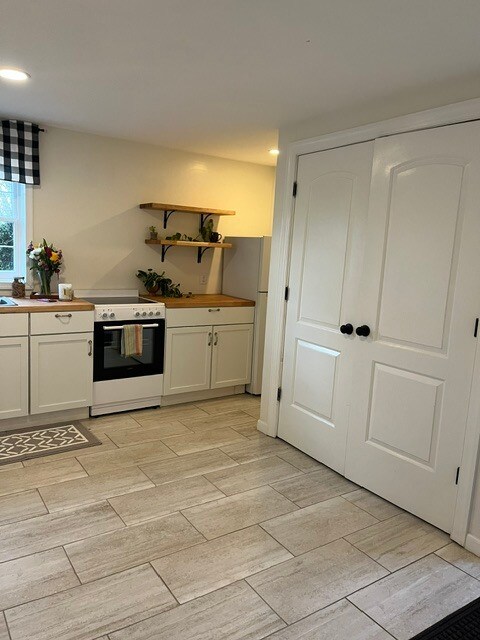 Kitchen/laundry closet - 210 Pearson Dr