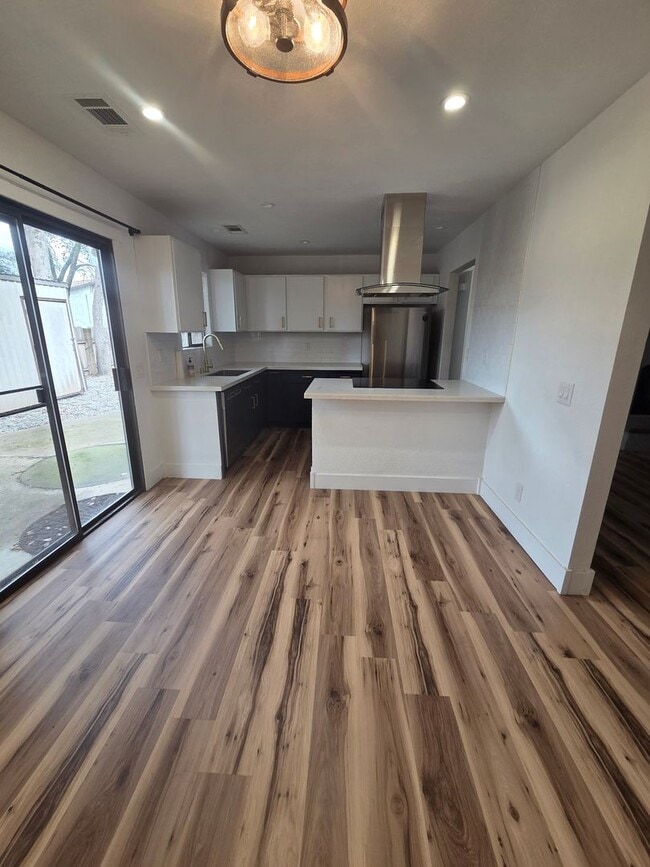 Building Photo - Must see! Conveniently located 3 bedroom with pets considered