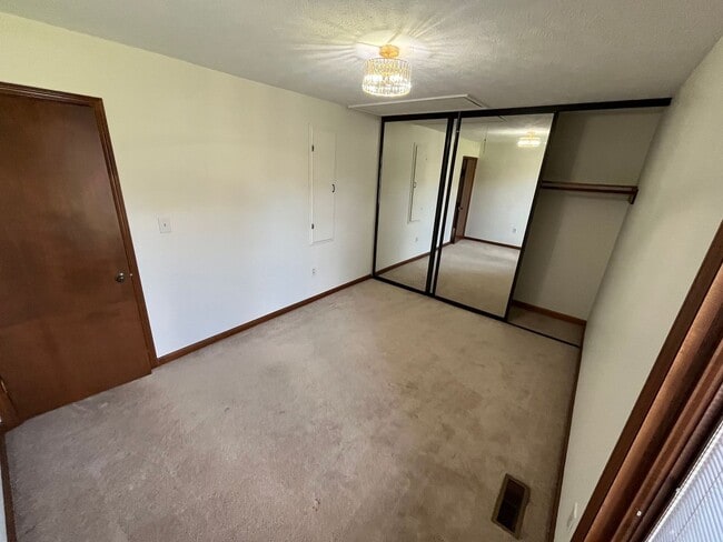 Building Photo - 3 Bedroom Condo