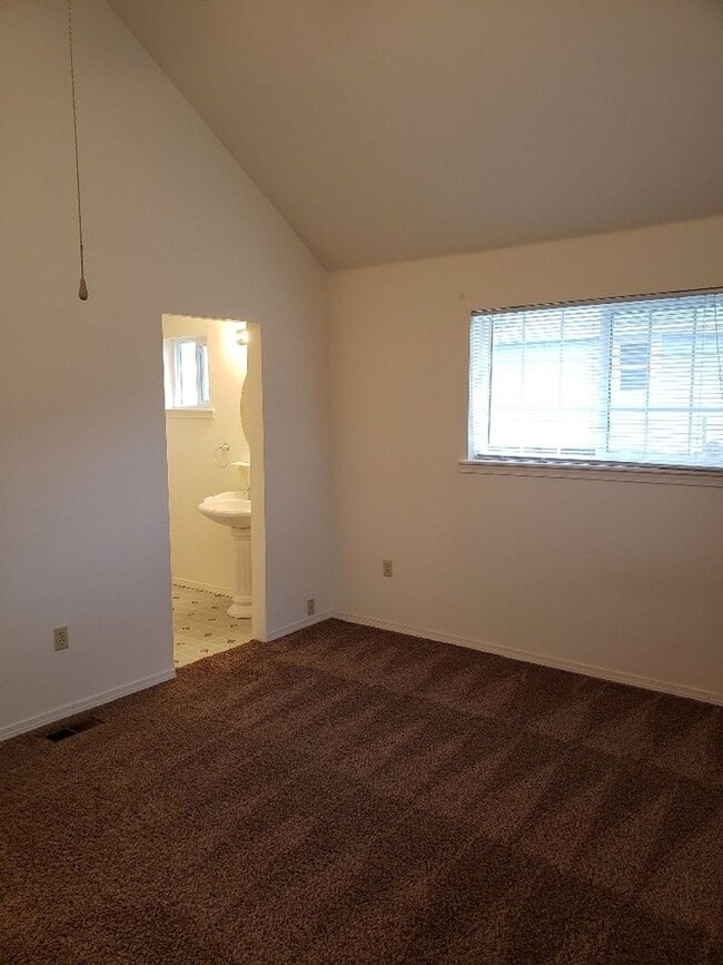 Building Photo - STATUS:RENTED-| R122 | $1795