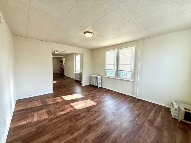 Building Photo - 305 S Front St