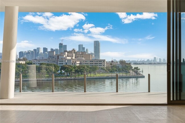 Building Photo - 5 Grove Isle Dr