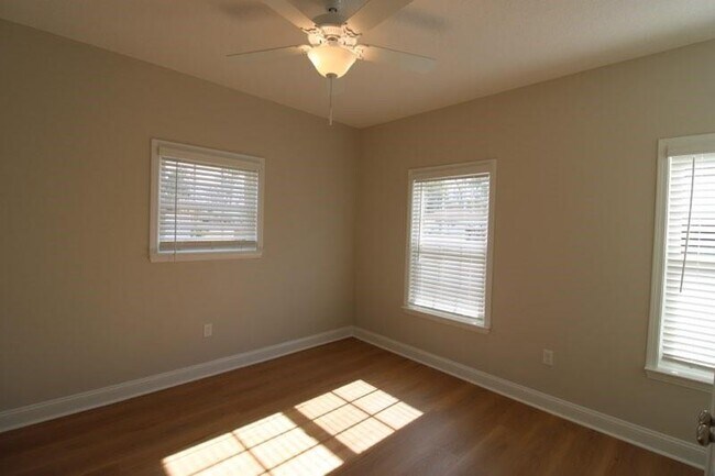 Building Photo - 324 S 5th St