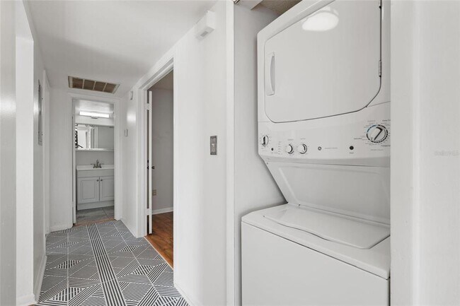 Building Photo - 3127 W Sligh Ave