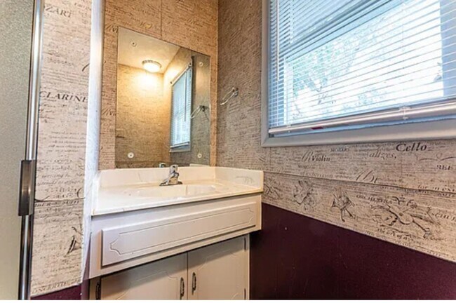 Building Photo - Large 4 Bedroom 3 Bath Home Available 7/15...