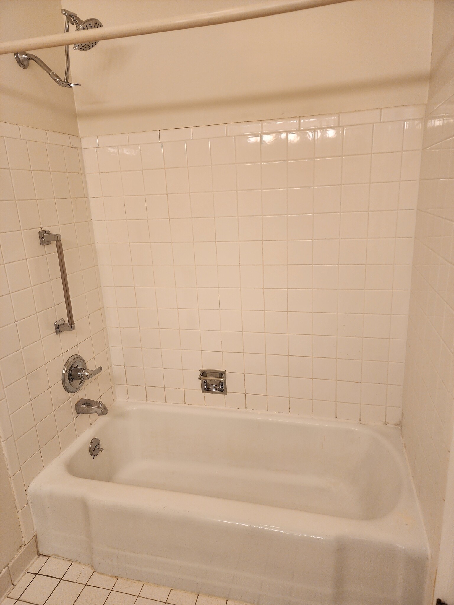 Hallway Bathroom Tub & Shower - 216 Mohawk Dr
