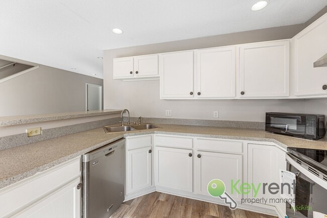 Building Photo - Stunning 3 Bed 2.5 Bath close to highways and shopping!