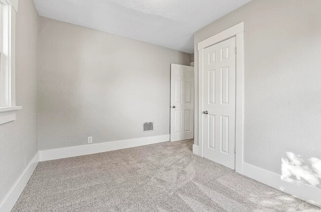 Building Photo - 2051 Thompson Ave