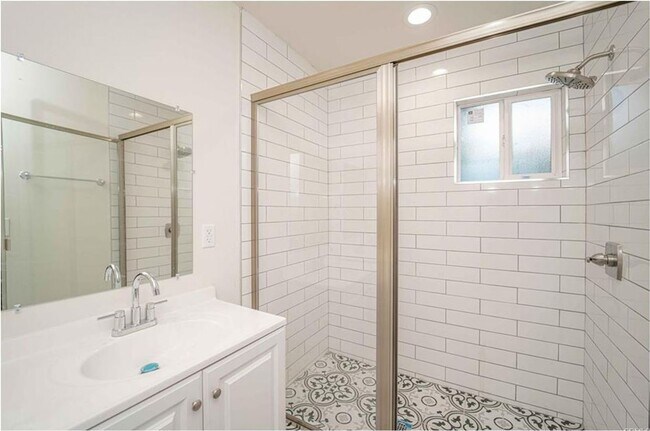 Building Photo - 326 E 73rd St