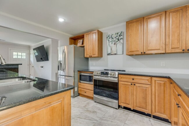 Building Photo - 3 Bed/1.5 Bath in Colonial Heights