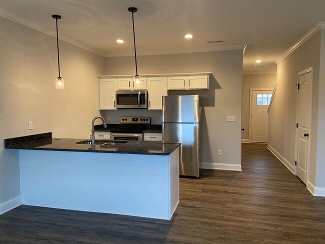 Building Photo - 2 bed 2.5 bath