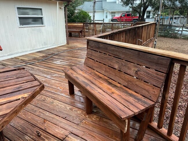 Building Photo - Charming Lakeside Home 4 Bedroom/2 Bath