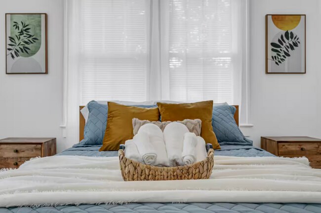 Building Photo - Furnished 2-Bedroom Corner Lot Home in Old Seminole Heights!