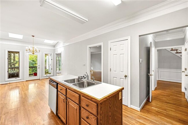 Building Photo - 302 S River Farm Dr