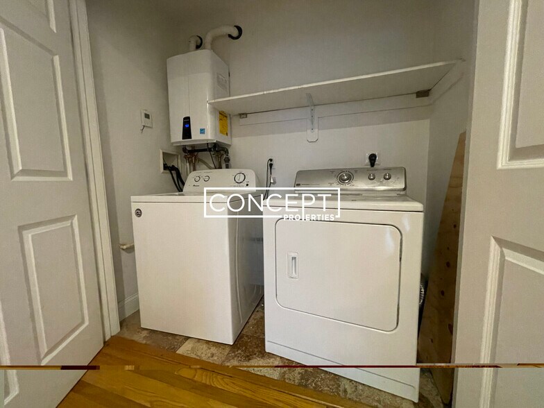 Building Photo - 53 Circuit St